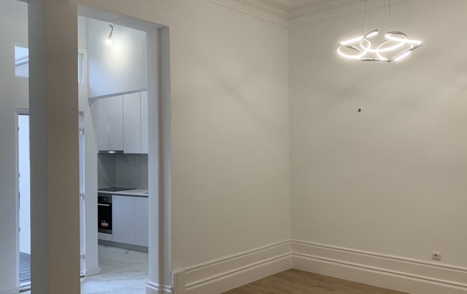 Appartement renove a Porto avec moulures de plafond d origine et parquet neuf