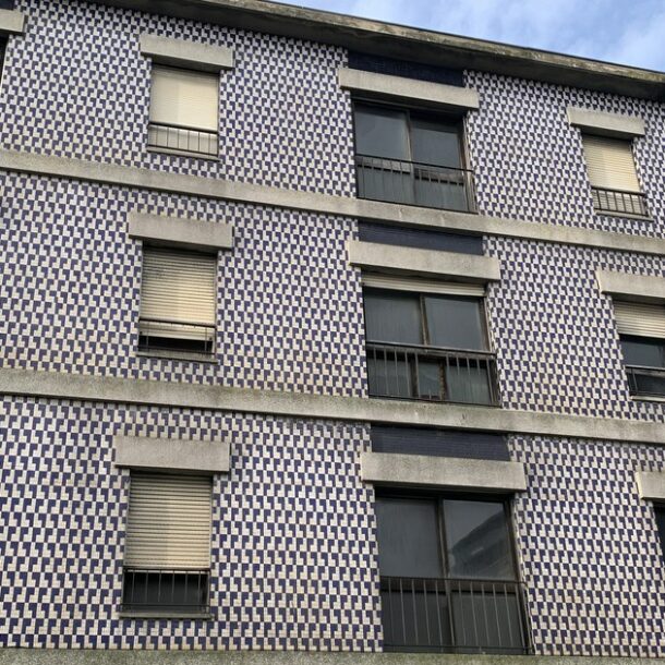Immeuble ancien revetu d azulejos a Porto, facade a renover