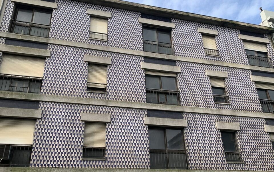 Immeuble ancien revetu d azulejos a Porto, facade a renover