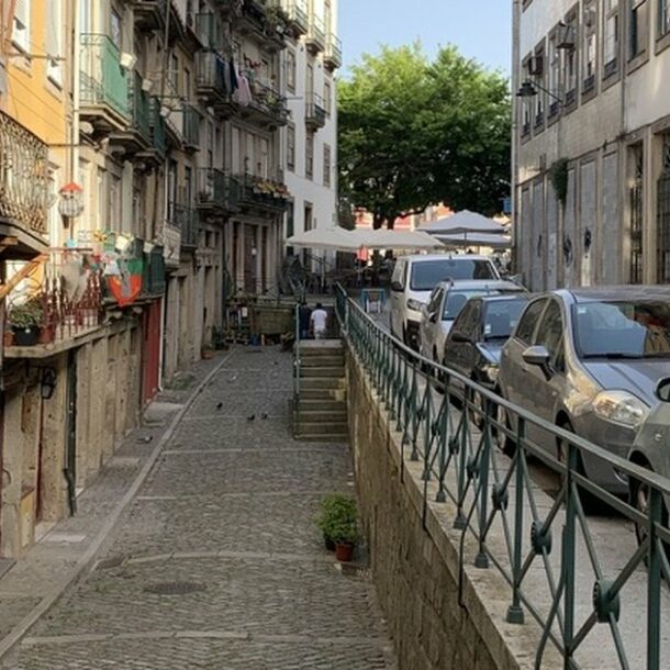Ruelle pavée du centre ancien de Porto bordée d'immeubles hérités aux façades anciennes