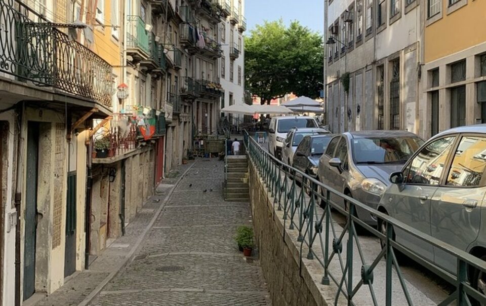 Ruelle pavée du centre ancien de Porto bordée d'immeubles hérités aux façades anciennes