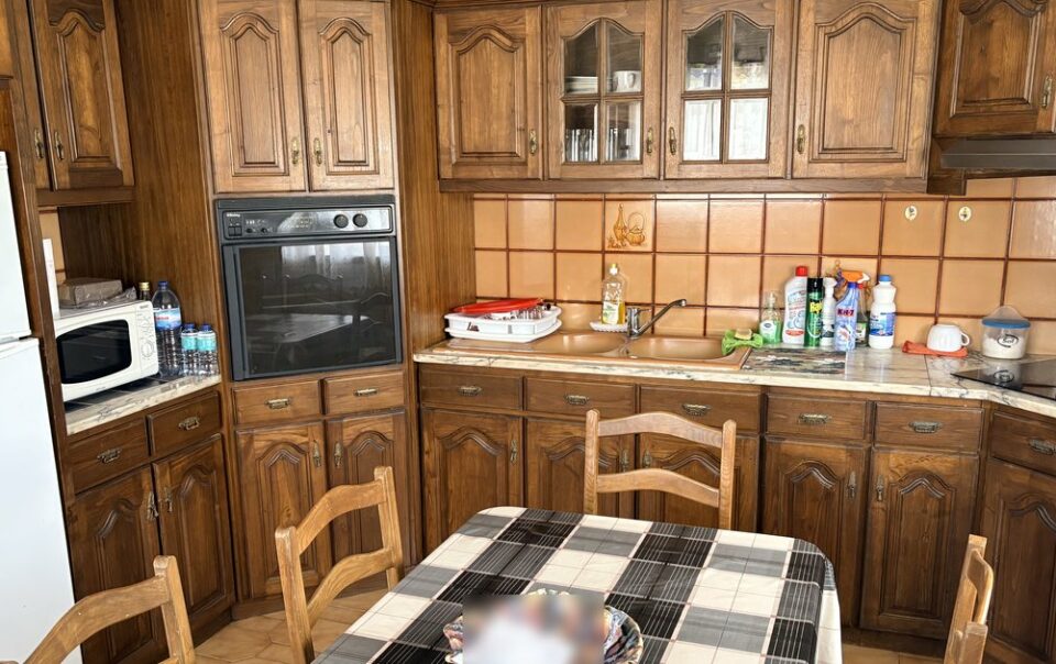 Cuisine d'origine d'une maison familiale au nord du Portugal, bien transmis en succession franco-portugaise