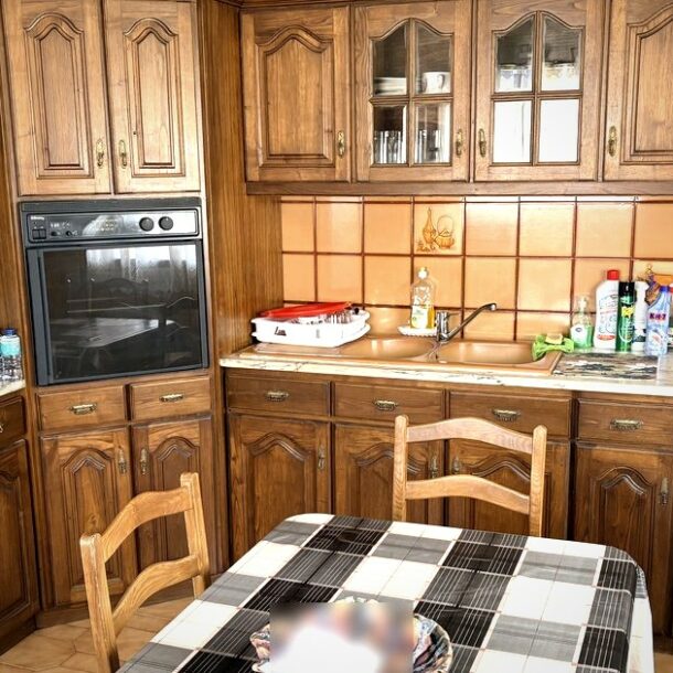 Cuisine d'origine d'une maison familiale au nord du Portugal, restée en l'état après un décès