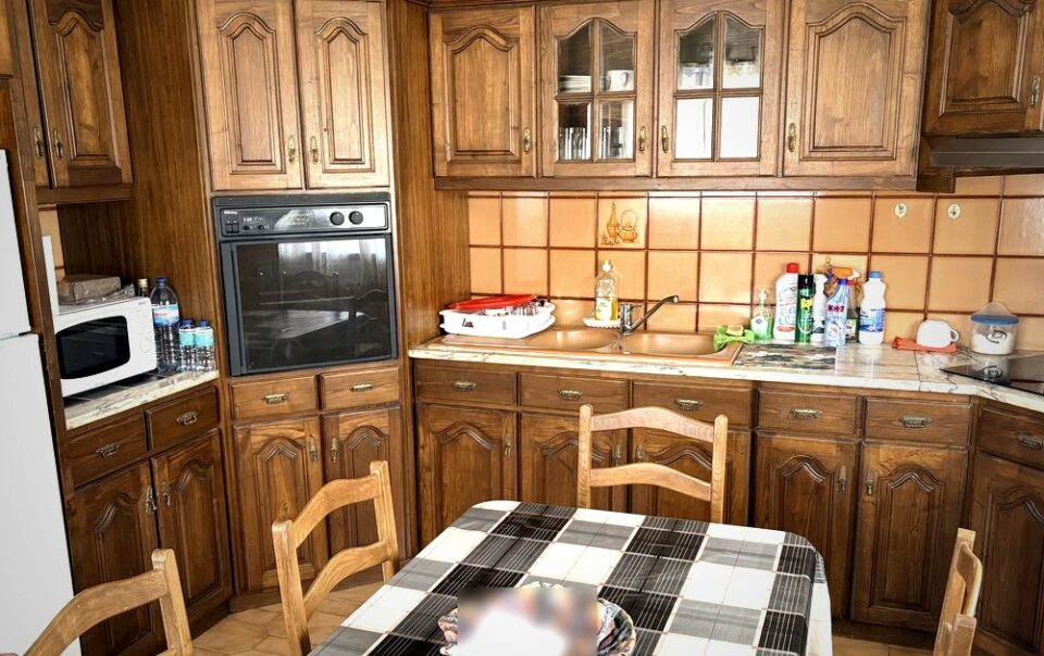 Cuisine d'origine d'une maison familiale au nord du Portugal, restée en l'état après un décès